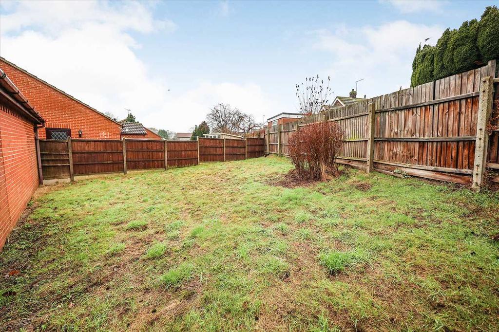 Meadowlake Close, Lincoln 2 bed semidetached bungalow for sale £200,000