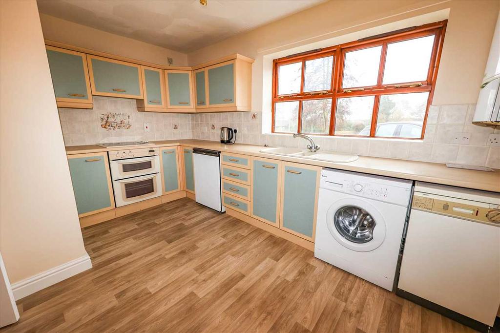 Meadowlake Close, Lincoln 2 bed semidetached bungalow for sale £200,000