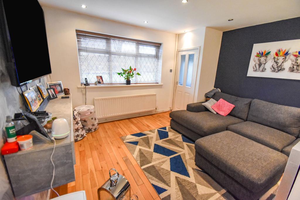 Rufford Drive, Whitefield, M45 3 bed semidetached house £195,000