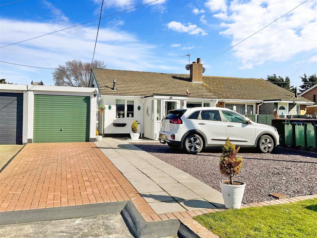 Roberts Road, Greatstone, New Romney, Kent 3 bed semidetached bungalow