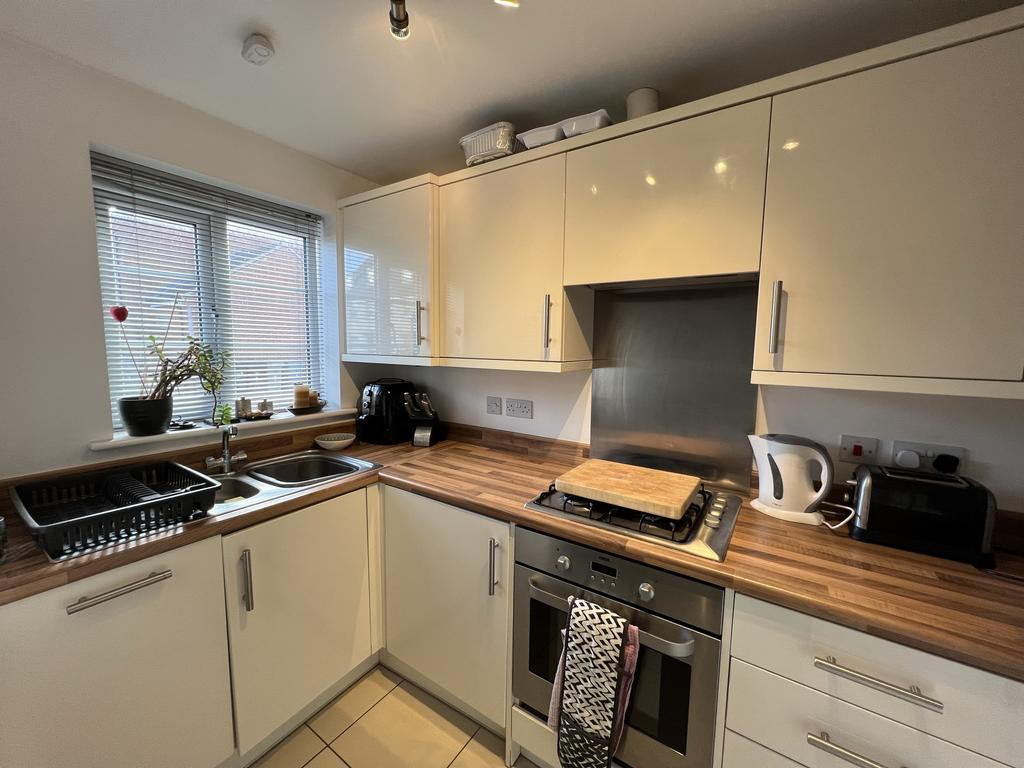 Hathersage Close, Grantham, NG31 2 bed terraced house £685 pcm (£158 pw)
