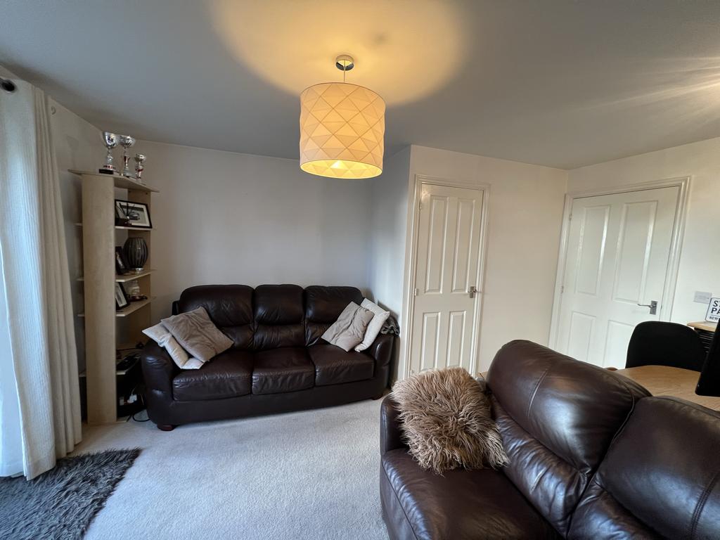 Hathersage Close, Grantham, NG31 2 bed terraced house £685 pcm (£158 pw)