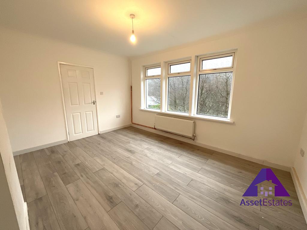 Daggar Avenue, Abertillery... 3 bed terraced house £675 pcm (£156 pw)
