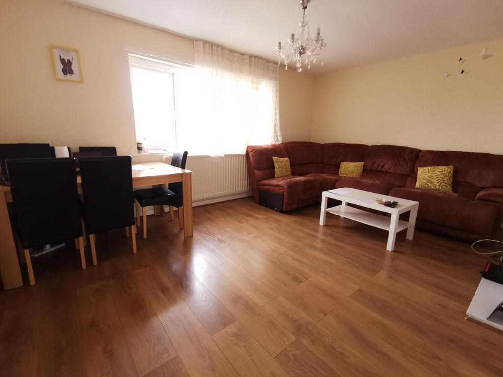 Stoneleigh Avenue, Longbenton... 2 bed flat £600 pcm (£138 pw)
