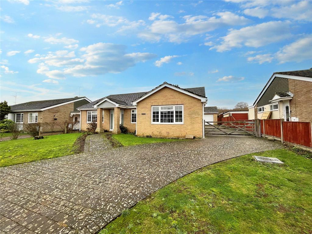 Lowefields, Earls Colne, Colchester... 3 bed bungalow £1,950 pcm (£