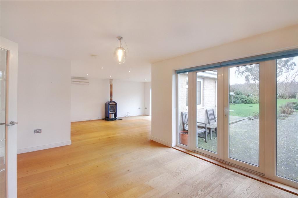 Lowefields, Earls Colne, Colchester... 3 bed bungalow £1,950 pcm (£