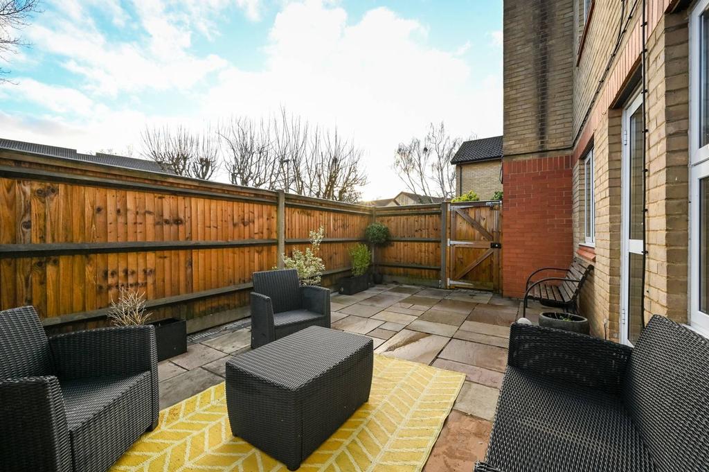 Ivybridge Close, Twickenham, TW1 2 bed flat £525,000