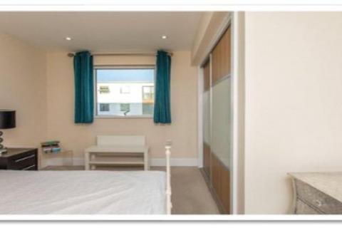 2 bedroom flat to rent, Capital Square