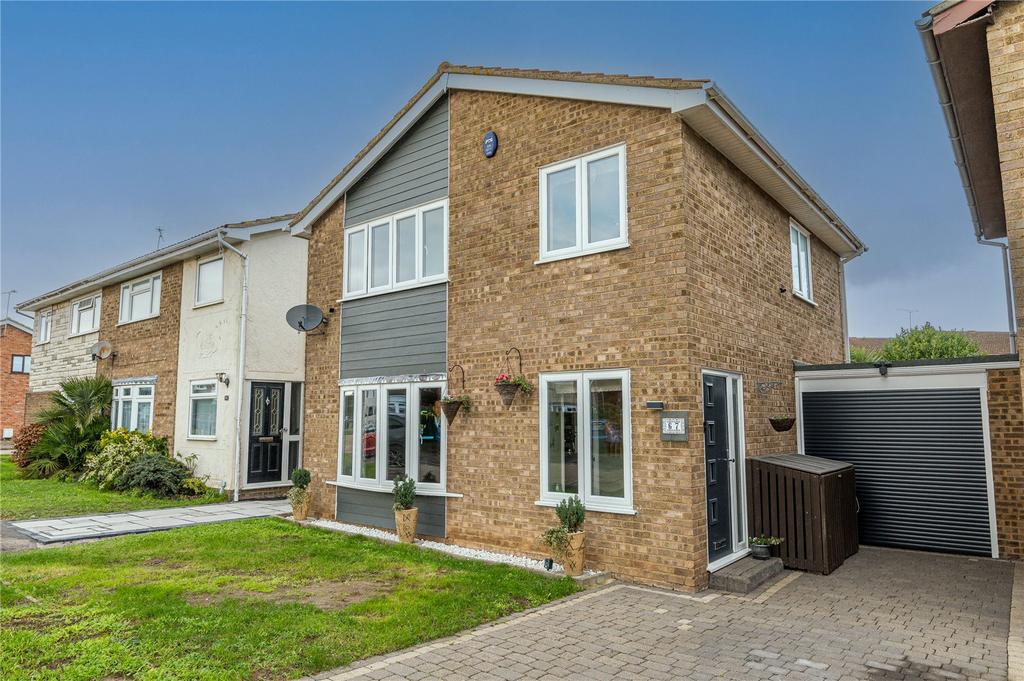 Seaview Drive, Great Wakering, SouthendonSea, Essex, SS3 3 bed