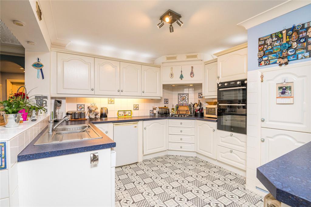 Seaview Drive, Great Wakering, SouthendonSea, Essex, SS3 3 bed