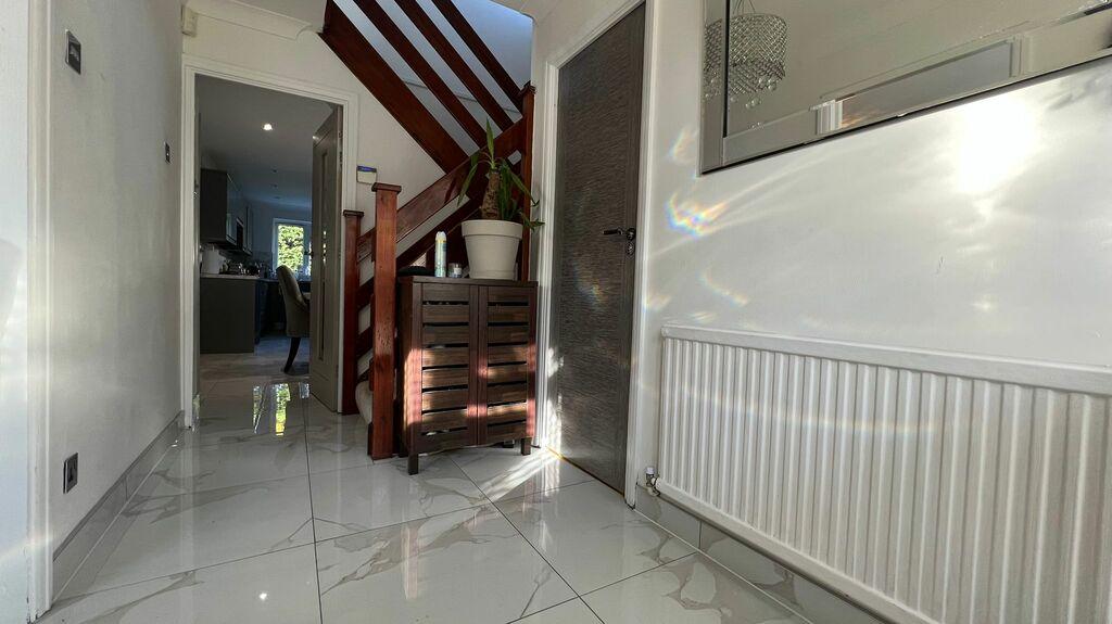 Sheringham Close, Luton 4 bed detached house £1,800 pcm (£415 pw)