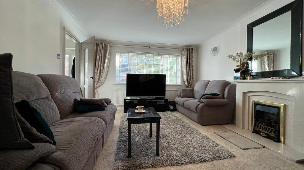 Sheringham Close, Luton 4 bed detached house £1,800 pcm (£415 pw)