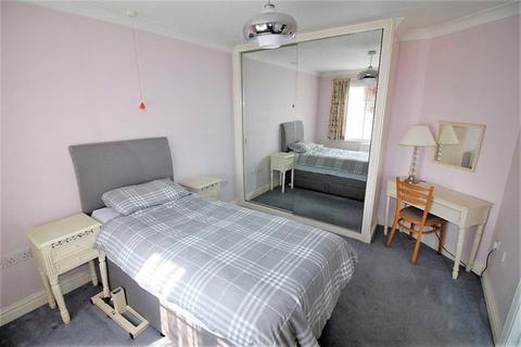 2 bedroom semi-detached bungalow for sale - Spinnaker Close, Clacton on Sea