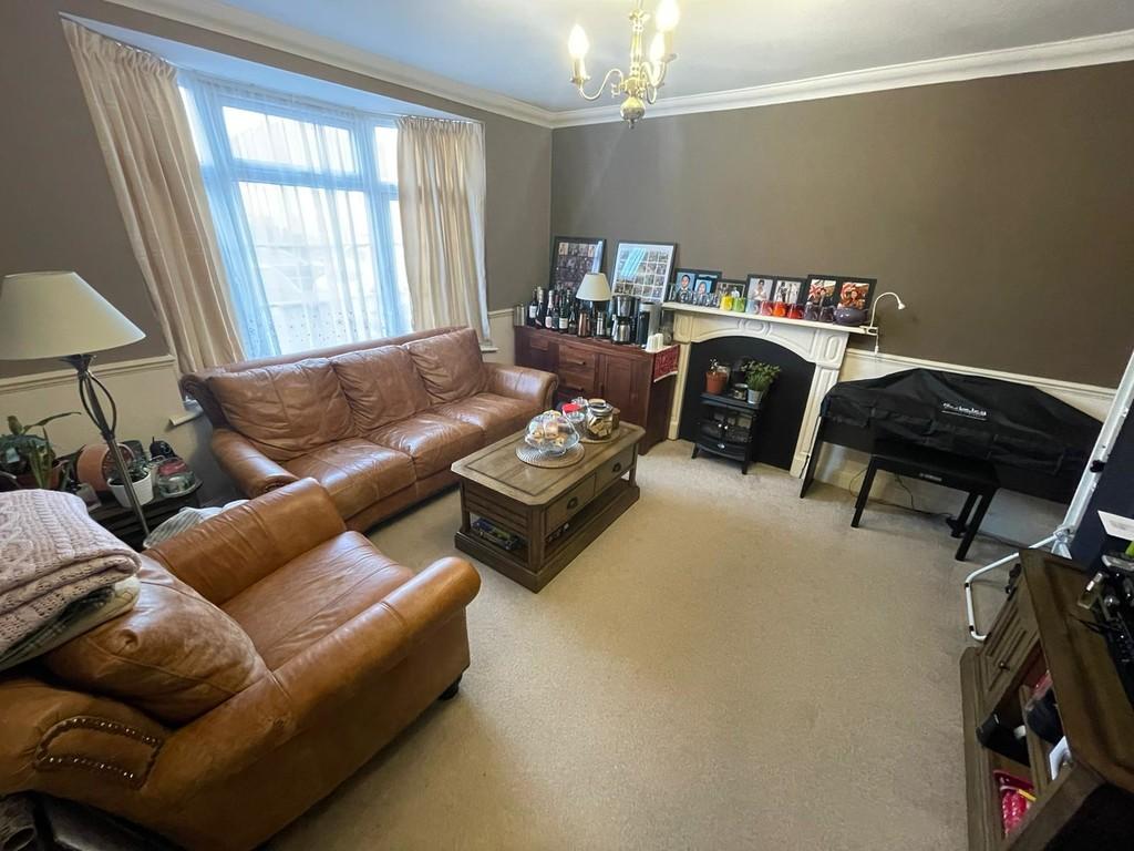 Blundell Road, Edgware 3 bed terraced house £1,900 pcm (£438 pw)