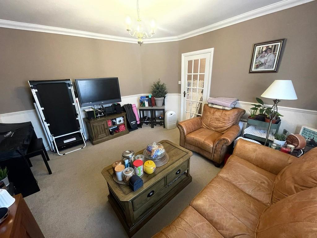 Blundell Road, Edgware 3 bed terraced house £1,900 pcm (£438 pw)