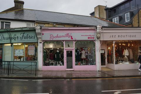 Retail property (high street) to rent - Broadway, Leigh-on-Sea