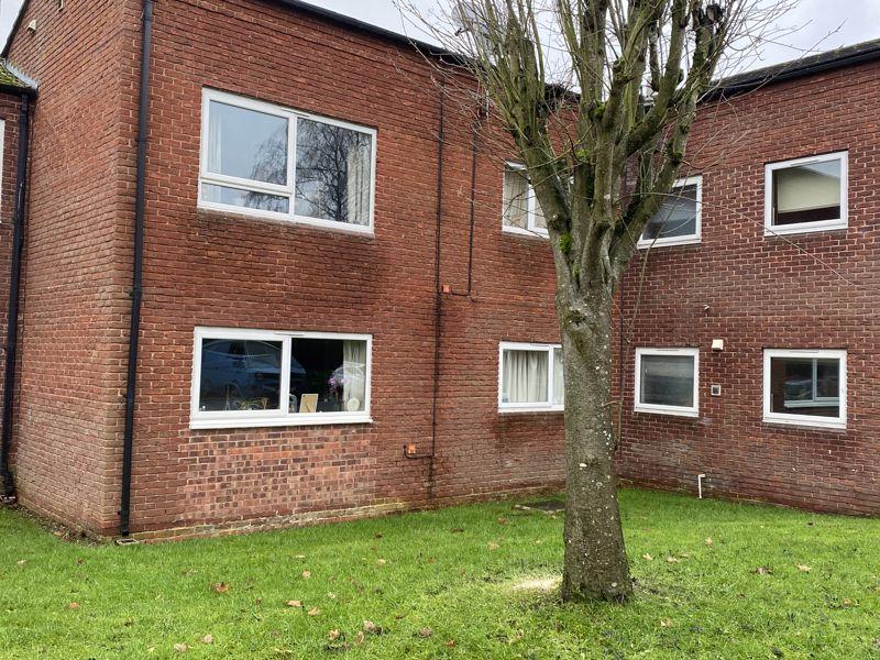 Hawthorne House, Lilac Drive, Northwich, CW8 4TT 2 bed apartment £80,000