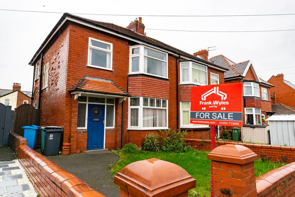 Sandhurst Avenue, Lytham St Annes, FY8 3 bed semidetached house £235,000
