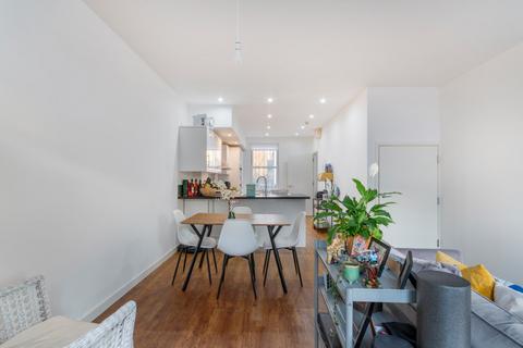2 bedroom maisonette to rent, Walworth Road, London, SE17