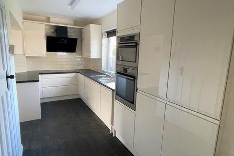 3 bedroom detached house to rent, Stafford Road, Wolverhampton WV10