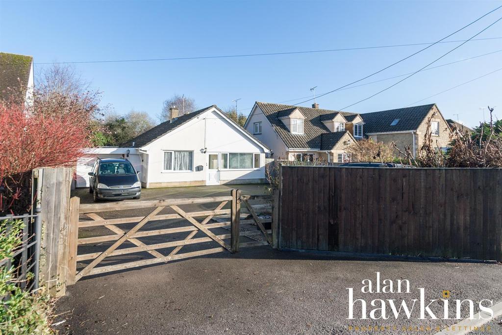 Station Road, Royal Wootton Bassett SN4 7 3 bed detached bungalow £
