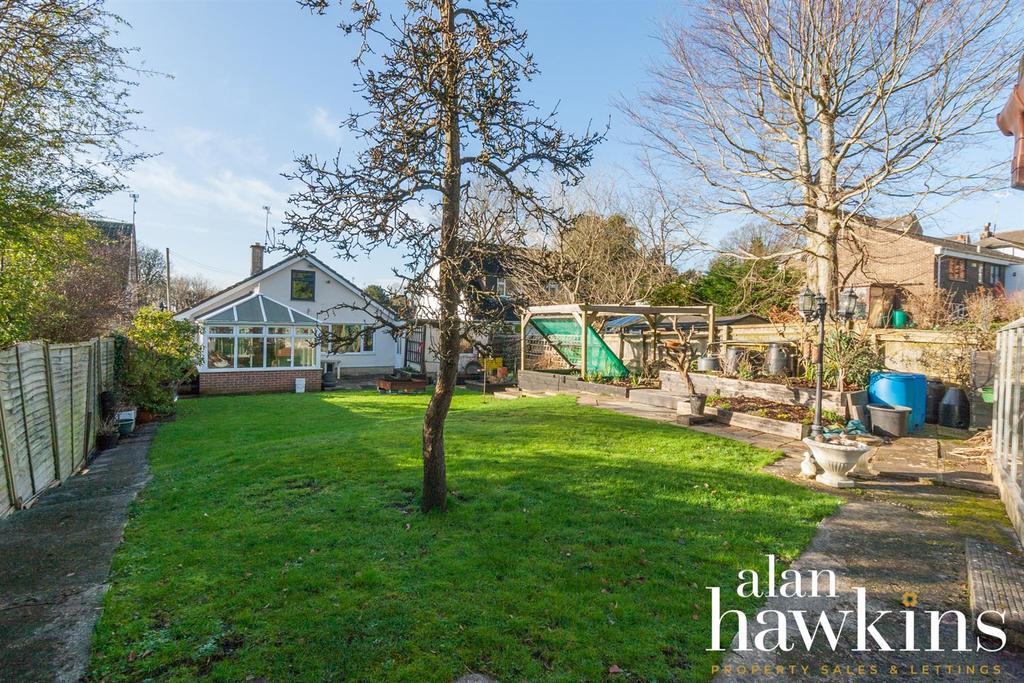 Station Road, Royal Wootton Bassett SN4 7 3 bed detached bungalow £