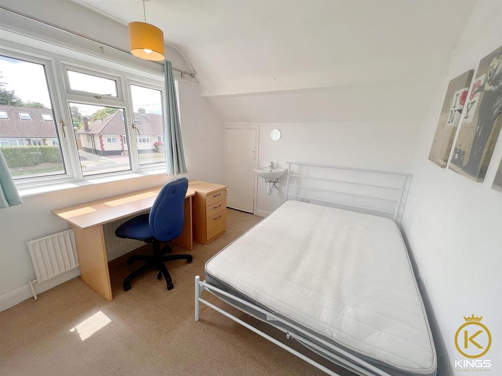 Saffron Platt, Guildford 4 bed semidetached house £2,000 pcm (£462 pw)