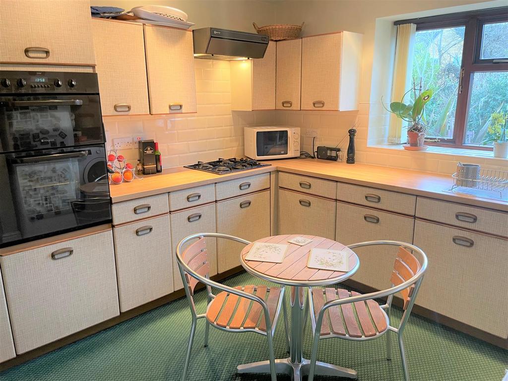Rye Close, BourtonOnTheWater... 3 bed detached bungalow £565,000