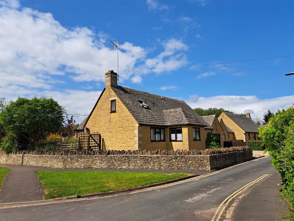 Rye Close, BourtonOnTheWater... 3 bed detached bungalow £565,000