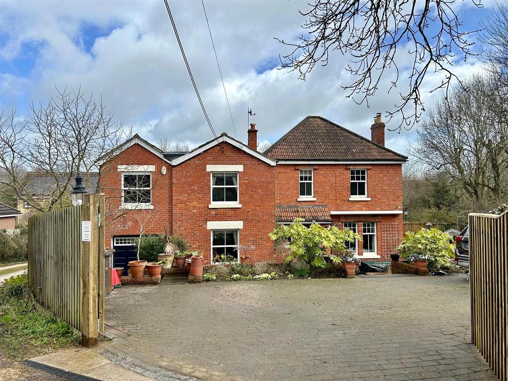 Bristol Road, Chippenham 6 bed detached house for sale £799,950