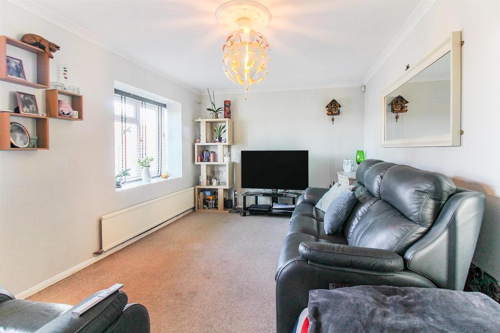 Lambourne Avenue, Aylesbury 3 bed semidetached house £369,950