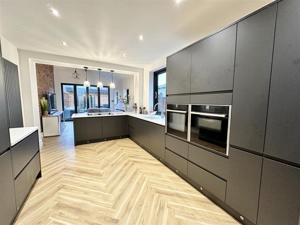 Cleveland Road, Lytham 4 bed terraced house £560,000