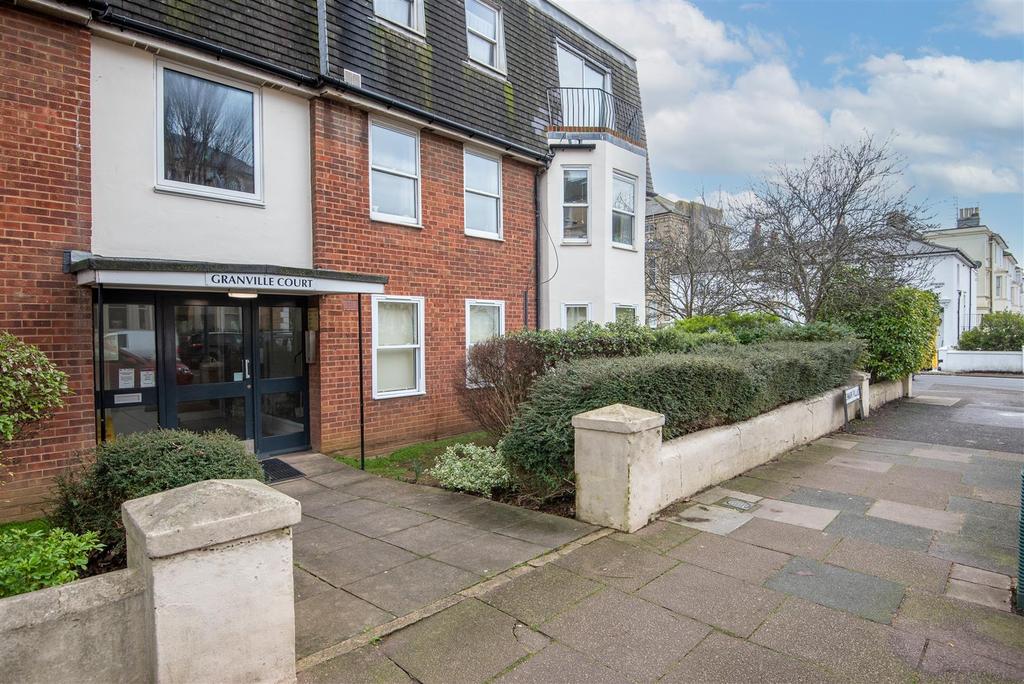 Denmark Villas, Hove BN3 2 bed flat £1,350 pcm (£312 pw)