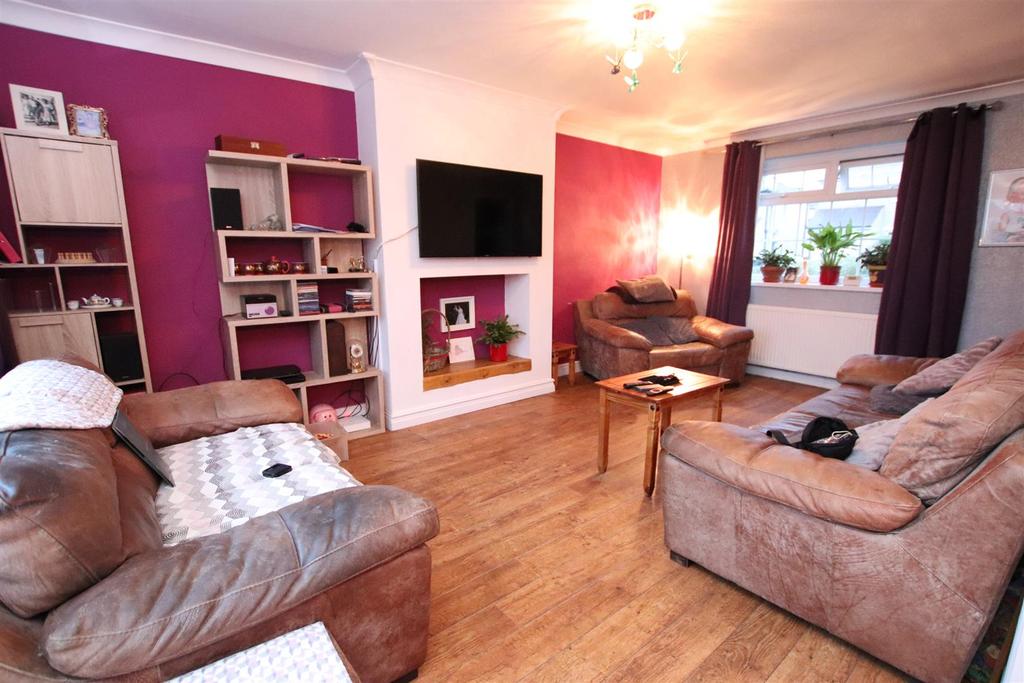Ashbourne Way, Bradford 3 bed semidetached house £150,000