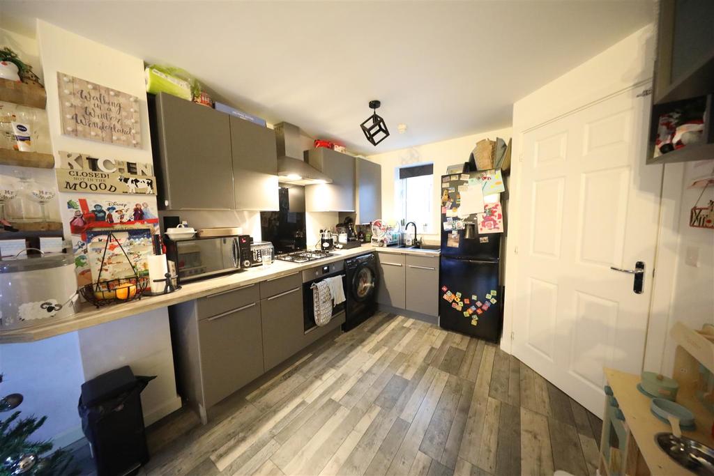Viola Close, Kingswood, Hull 3 bed end of terrace house £175,000