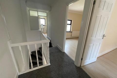 8 Cae Du Bach, Llanelli, SA15 3AQ