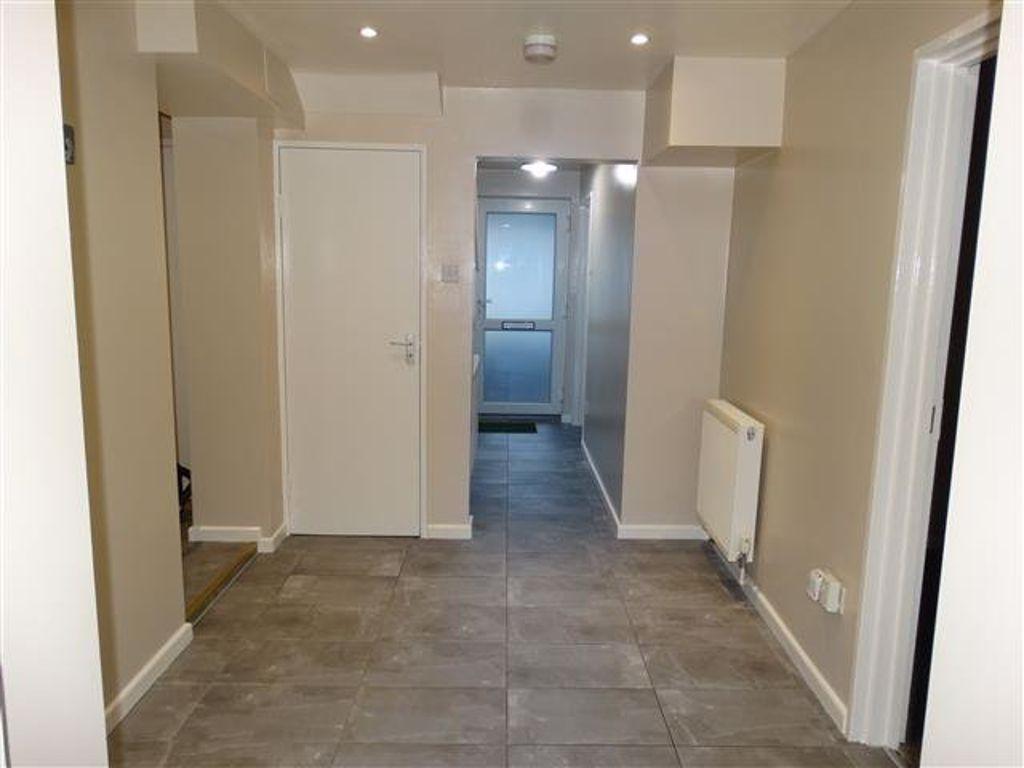 Thistle Drive, Stanground PE2 8HY 3 bed terraced house £1,100 pcm (£
