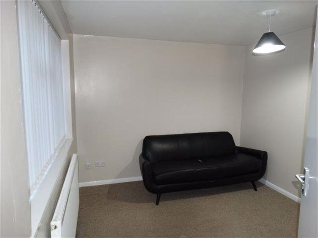 Thistle Drive, Stanground PE2 8HY 3 bed terraced house £1,100 pcm (£