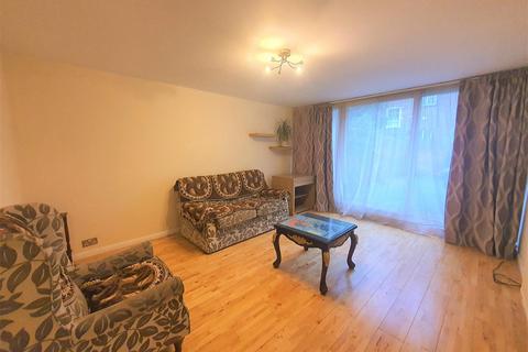 2 bedroom terraced house to rent, Barchester Close, Uxbridge