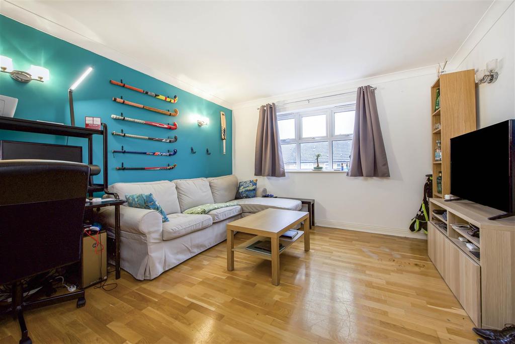 Hillary Drive, Isleworth/Twickenham... 1 bed apartment £275,000