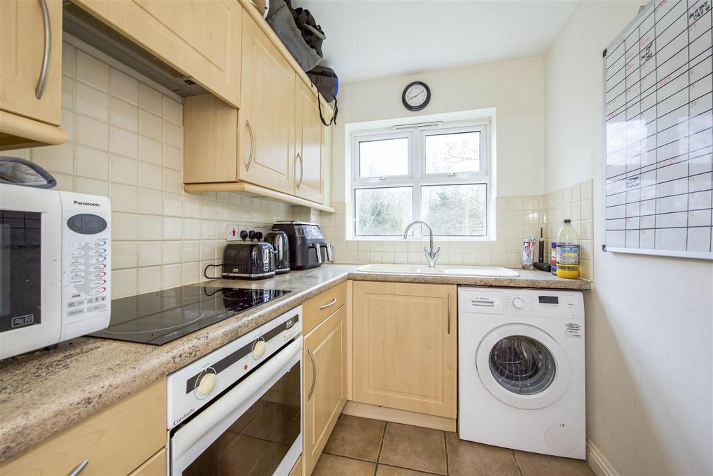 Hillary Drive, Isleworth/Twickenham... 1 bed apartment £275,000