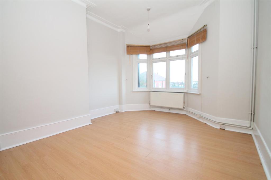 Caversham Avenue, Palmers Green, London N13 1 bed flat £1,250 pcm (£