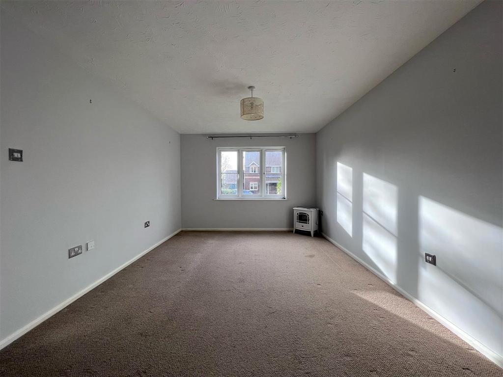 Boakes Drive, Stonehouse, GL10 2 bed apartment £180,000