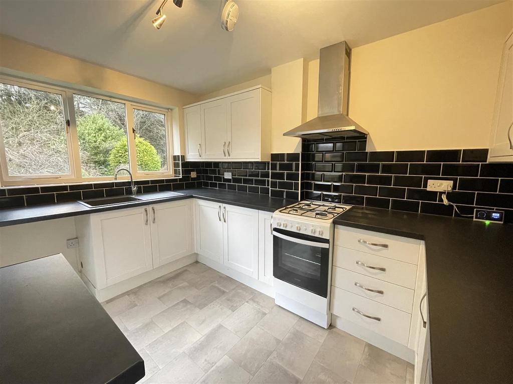Pinewood Drive, Scarborough 4 bed detached house £1,100 pcm (£254 pw)