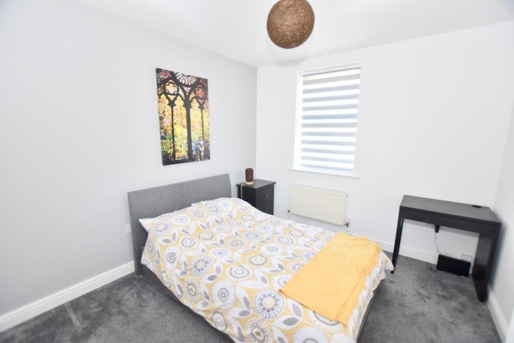 Room 2 Silken Court, Nuneaton... 1 bed in a house share £525 pcm (£