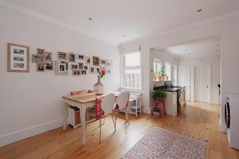 32 Andrews Close, Epsom, KT17 4EX