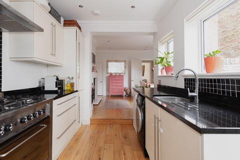 32 Andrews Close, Epsom, KT17 4EX