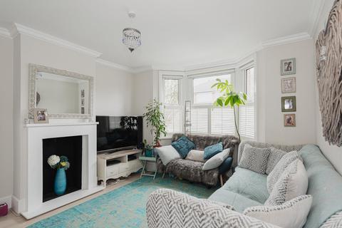 32 Andrews Close, Epsom, KT17 4EX