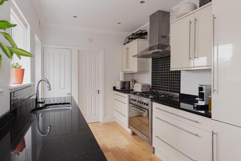 32 Andrews Close, Epsom, KT17 4EX