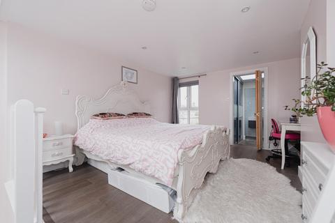 32 Andrews Close, Epsom, KT17 4EX